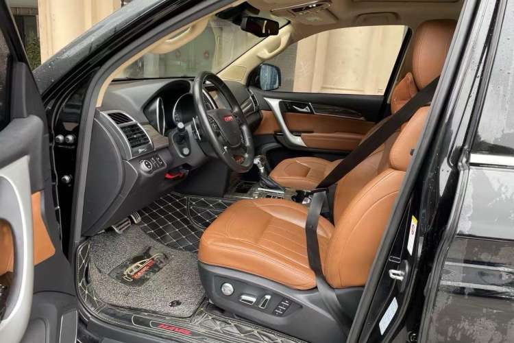 Used Haval H9 2015 2.0T Four-Wheel Drive Luxury 7-Seater Interior 2
