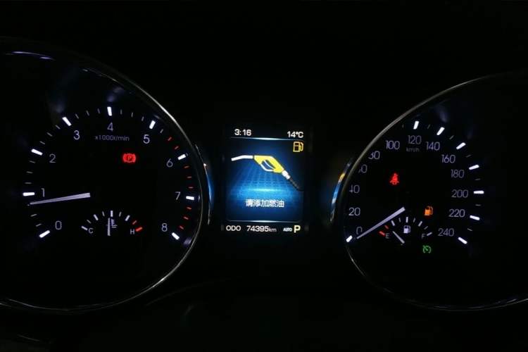 Used Haval H9 2015 2.0T Four-Wheel Drive Luxury 7-Seater Odometer Close Up