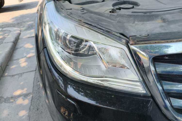 Used Haval H9 2015 2.0T Four-Wheel Drive Luxury 7-Seater Right Front Headlight