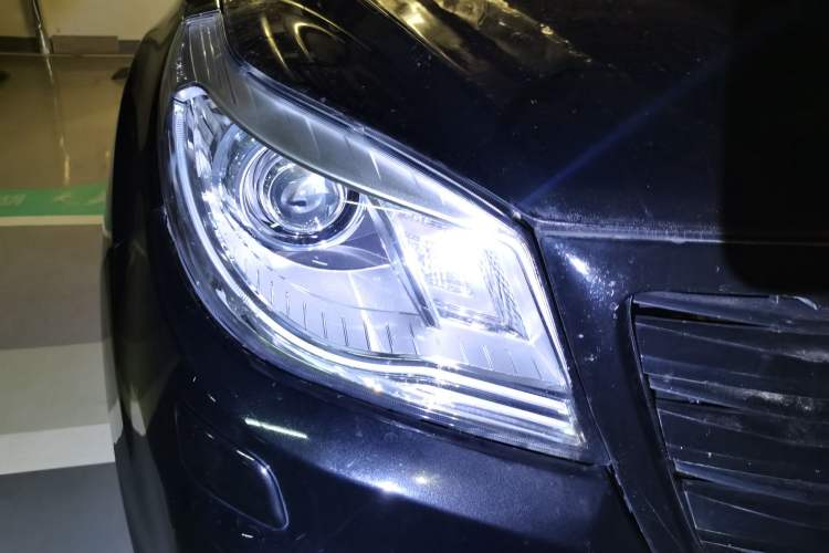 Used Haval H9 2015 2.0T Four-Wheel Drive Luxury 7-Seater Right Front Headlight