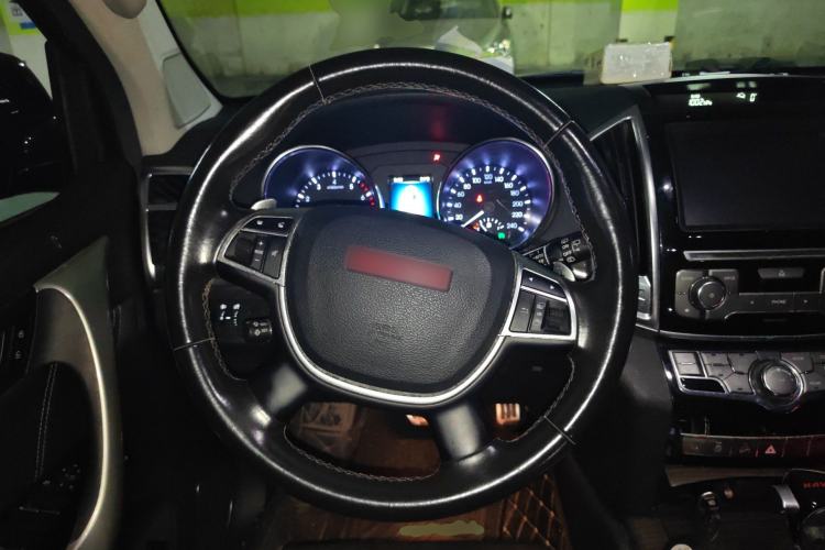 Used Haval H9 2015 2.0T Four-Wheel Drive Standard Model 7 Seats Steering Wheel