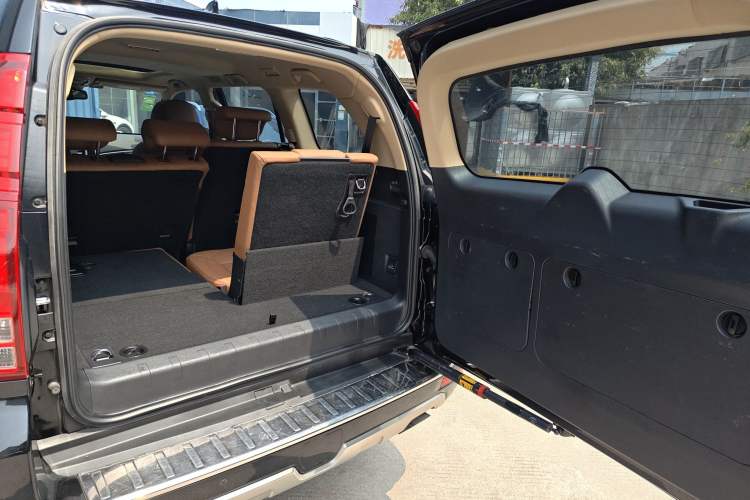 Used Haval H9 2015 2.0T Four-Wheel Drive Luxury 7-Seater Trunk