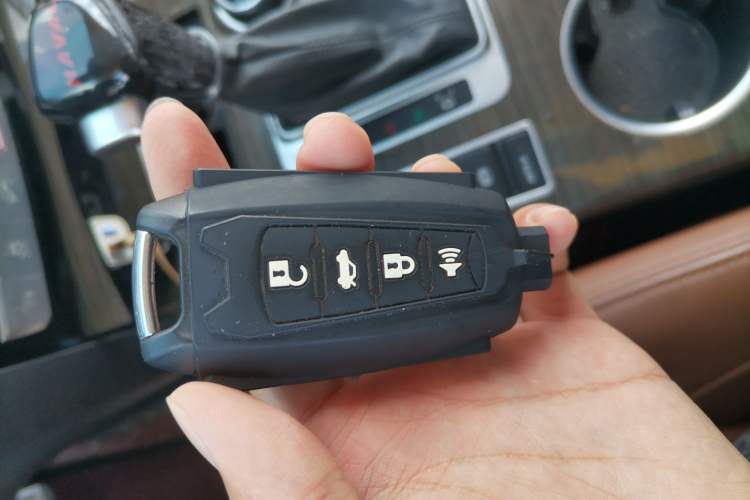 Used Haval H9 2015 2.0T Four-Wheel Drive Luxury 7-Seater Vehicle Key