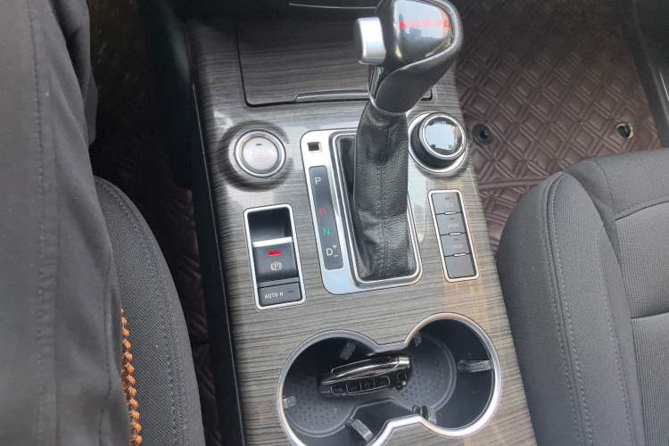Used Haval H9 2015 2.0T Four-Wheel Drive Standard Model 7 Seats Gear Lever