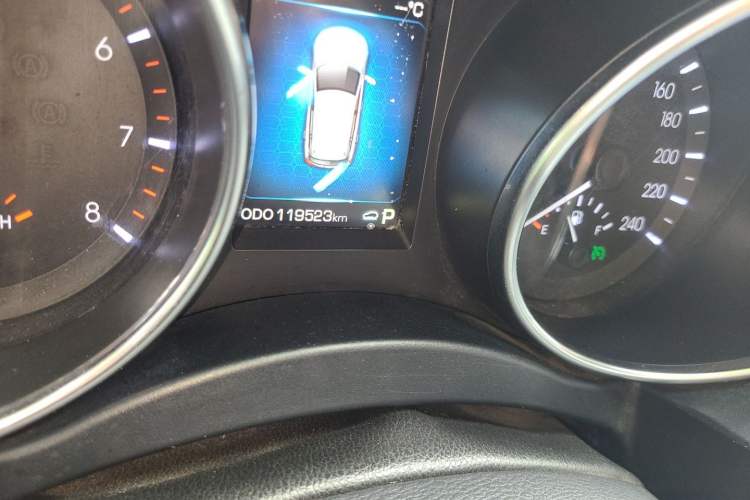 Used Haval H9 2015 2.0T Four-Wheel Drive Standard Model 7 Seats Odometer Close Up