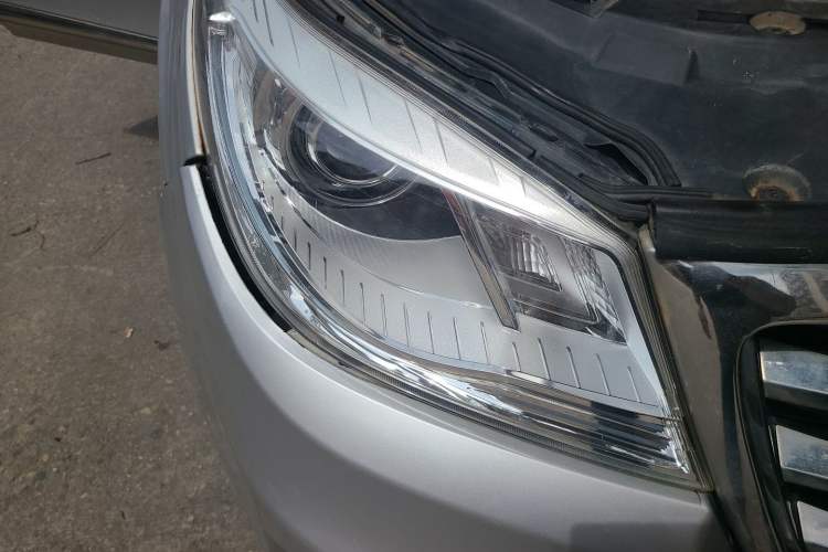Used Haval H9 2015 2.0T Four-Wheel Drive Standard Model 7 Seats Right Front Headlight