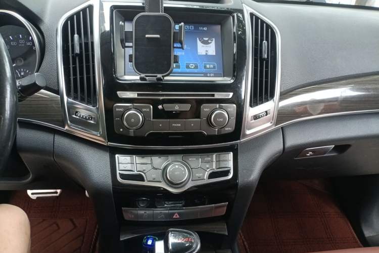 Used Haval H9 2015 2.0T Four-Wheel Drive Standard Model 7 Seats Audio And AC Panel
