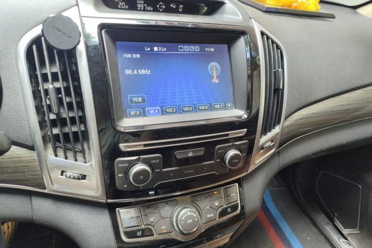 Used Haval H9 2015 2.0T Four-Wheel Drive Luxury 7-Seater Audio And AC Panel