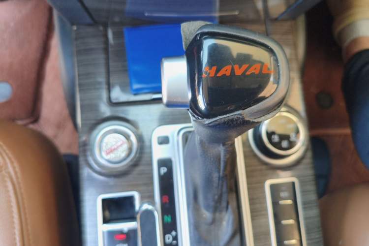 Used Haval H9 2015 2.0T Four-Wheel Drive Luxury 7-Seater Gear Lever