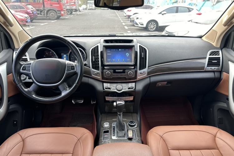 Used Haval H9 2015 2.0T Four-Wheel Drive Ultra-Luxury 7-Seater Interior 1