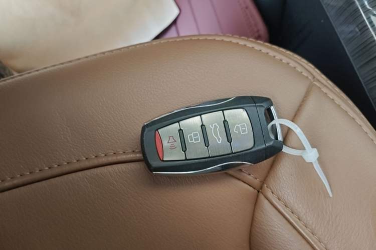 Used Haval H9 2015 2.0T Four-Wheel Drive Luxury 7-Seater Interior 1