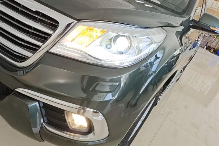 Used Haval H9 2015 2.0T Four-Wheel Drive Luxury 7-Seater Left Front Headlight