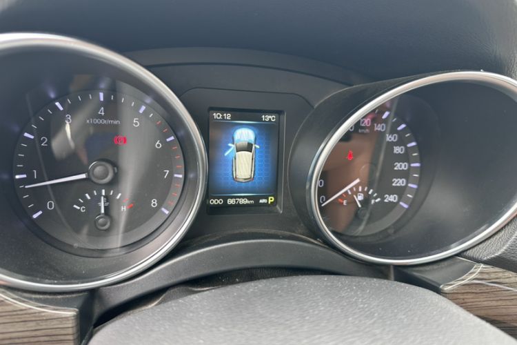 Used Haval H9 2015 2.0T Four-Wheel Drive Ultra-Luxury 7-Seater Odometer Close Up