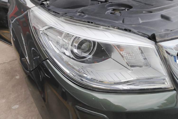 Used Haval H9 2015 2.0T Four-Wheel Drive Luxury 7-Seater Right Front Headlight