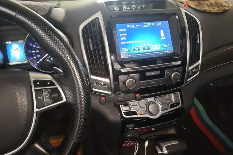 Used Haval H9 2015 2.0T Four-Wheel Drive Luxury 7-Seater Audio And AC Panel