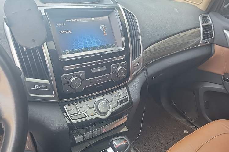 Used Haval H9 2015 2.0T Four-Wheel Drive Luxury 7-Seater Audio And AC Panel
