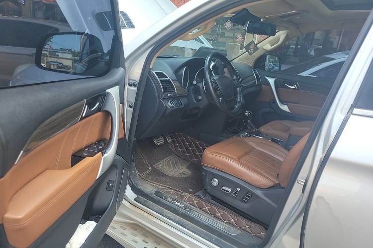 Used Haval H9 2015 2.0T Four-Wheel Drive Luxury 7-Seater Driver Seat