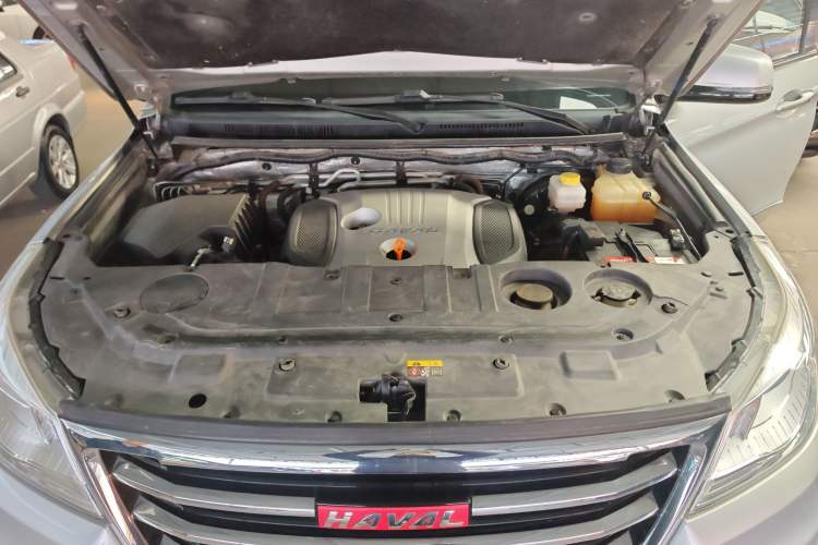 Used Haval H9 2015 2.0T Four-Wheel Drive Standard Model 7 Seats Engine Bay