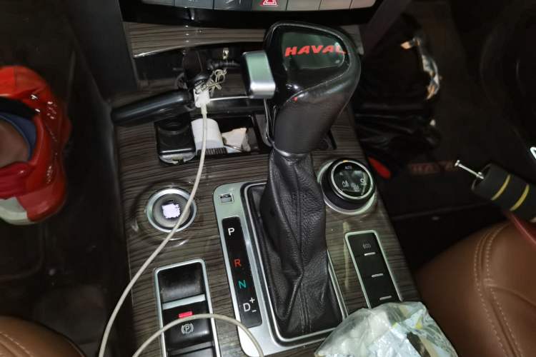 Used Haval H9 2015 2.0T Four-Wheel Drive Luxury 7-Seater Gear Lever