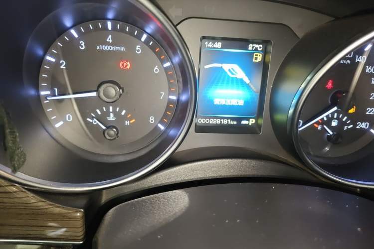 Used Haval H9 2015 2.0T Four-Wheel Drive Luxury 7-Seater Odometer Close Up