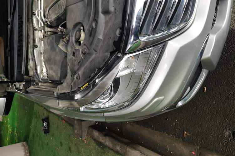 Used Haval H9 2015 2.0T Four-Wheel Drive Luxury 7-Seater Right Front Headlight
