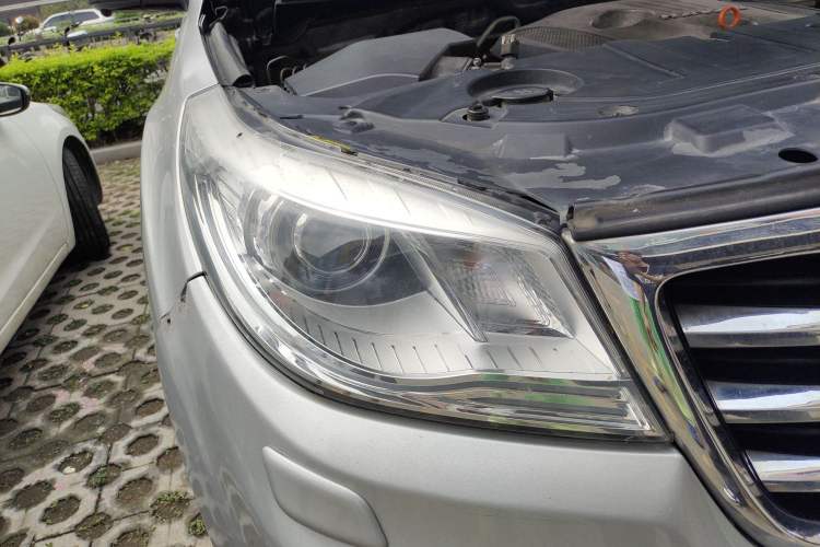 Used Haval H9 2015 2.0T Four-Wheel Drive Luxury 7-Seater Right Front Headlight