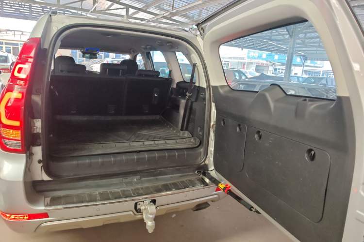 Used Haval H9 2015 2.0T Four-Wheel Drive Standard Model 7 Seats Trunk