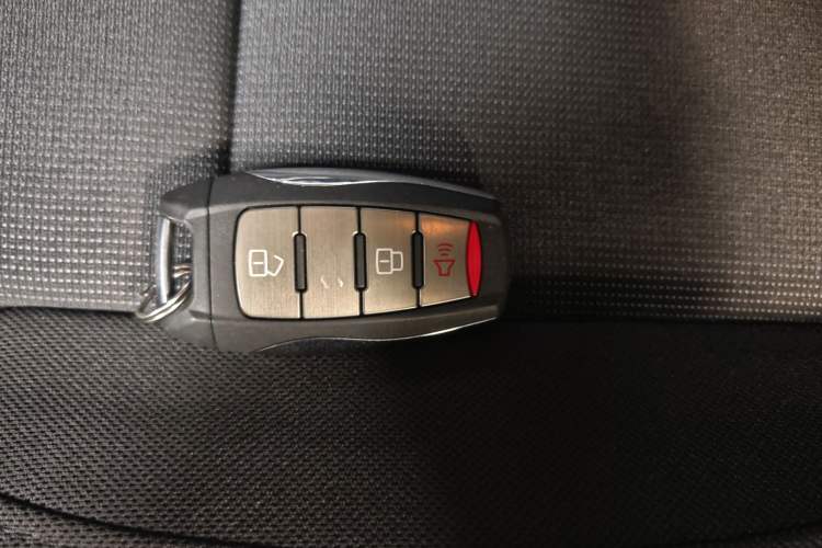 Used Haval H9 2015 2.0T Four-Wheel Drive Standard Model 7 Seats Vehicle Key