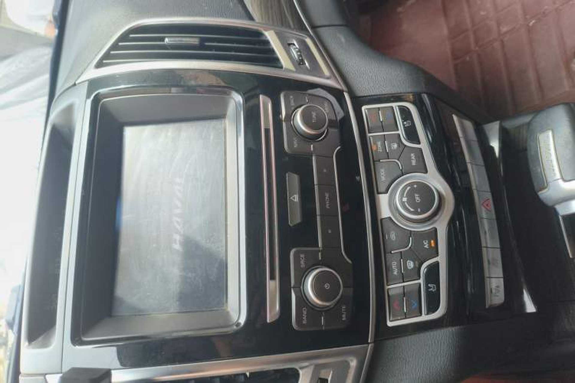 Used Haval H9 2015 2.0T Four-Wheel Drive Luxury 7-Seater Audio And AC Panel