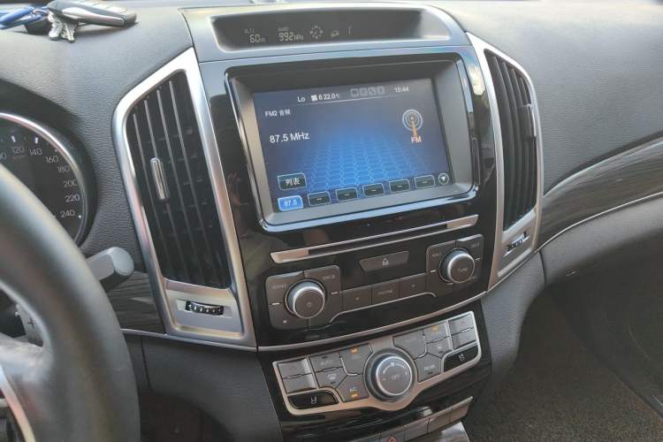 Used Haval H9 2015 2.0T Four-Wheel Drive Luxury Model 5 Seats Audio And AC Panel