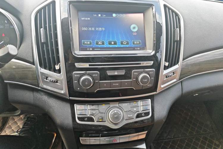 Used Haval H9 2015 2.0T Four-Wheel Drive Luxury 7-Seater Audio And AC Panel