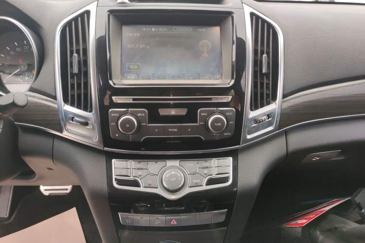 Used Haval H9 2015 2.0T Four-Wheel Drive Standard Model 7 Seats Audio And AC Panel
