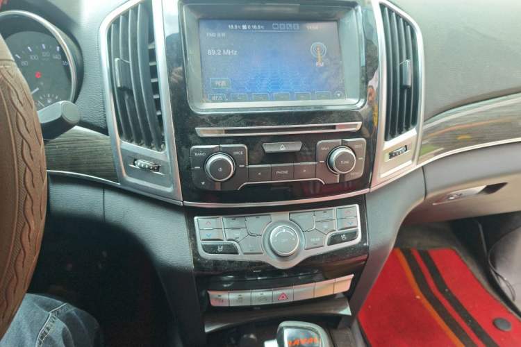 Used Haval H9 2015 2.0T Four-Wheel Drive Luxury 7-Seater Audio And AC Panel