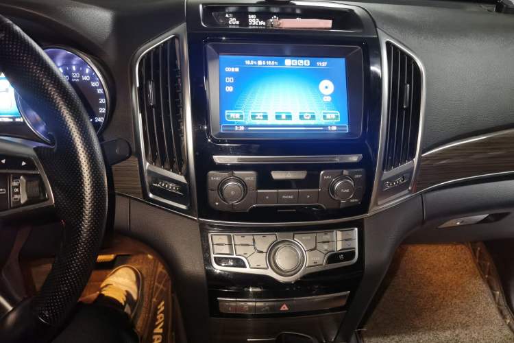 Used Haval H9 2015 2.0T Four-Wheel Drive Luxury 7-Seater Audio And AC Panel