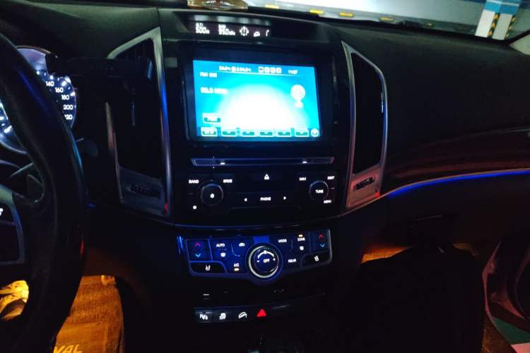 Used Haval H9 2015 2.0T Four-Wheel Drive Luxury 7-Seater Audio And AC Panel