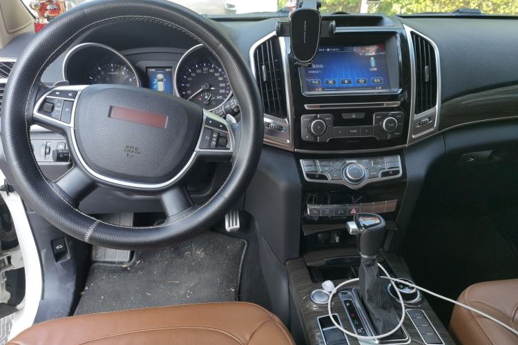 Used Haval H9 2015 2.0T Four-Wheel Drive Luxury 7-Seater Center Console