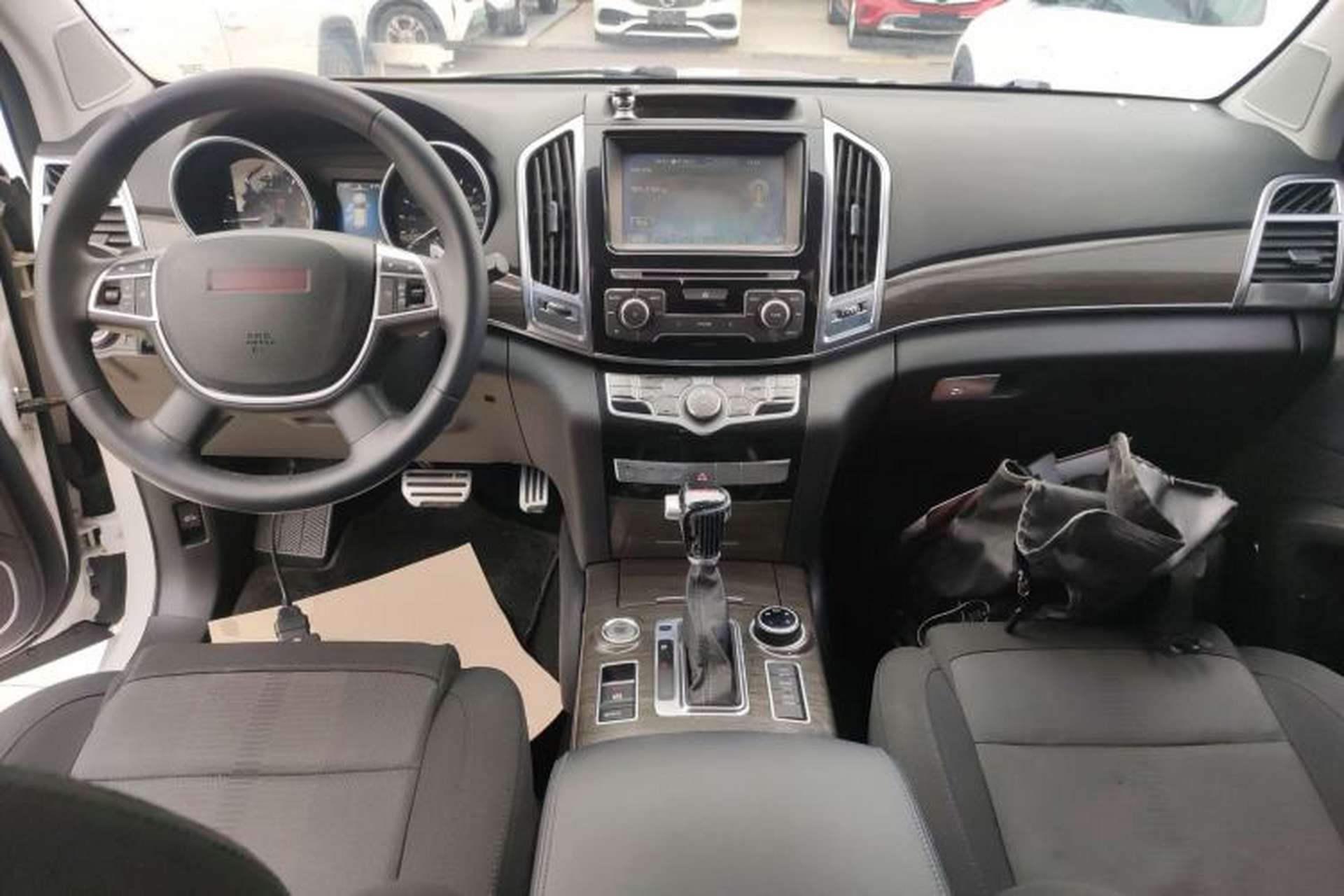 Used Haval H9 2015 2.0T Four-Wheel Drive Standard Model 7 Seats Center Console