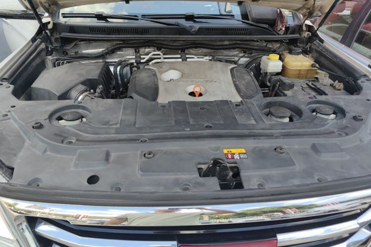 Used Haval H9 2015 2.0T Four-Wheel Drive Luxury Model 5 Seats Engine Bay