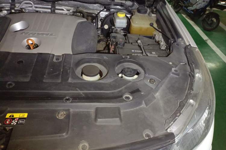 Used Haval H9 2015 2.0T Four-Wheel Drive Ultra-Luxury 7-Seater Engine Bay Left