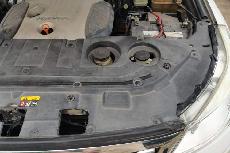 Used Haval H9 2015 2.0T Four-Wheel Drive Luxury 7-Seater Engine Bay Left