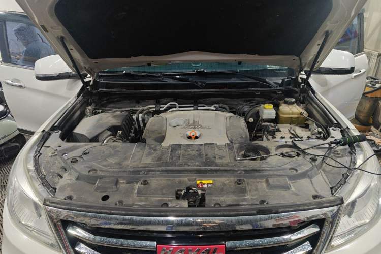 Used Haval H9 2015 2.0T Four-Wheel Drive Standard Model 7 Seats Engine Bay