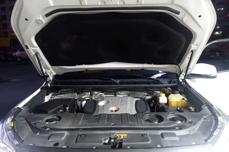 Used Haval H9 2015 2.0T Four-Wheel Drive Luxury 7-Seater Engine Bay