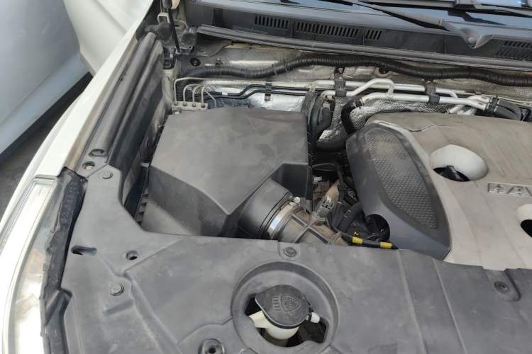 Used Haval H9 2015 2.0T Four-Wheel Drive Luxury Model 5 Seats Engine Bay Right