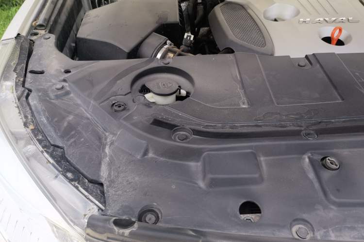 Used Haval H9 2015 2.0T Four-Wheel Drive Luxury 7-Seater Engine Bay Right