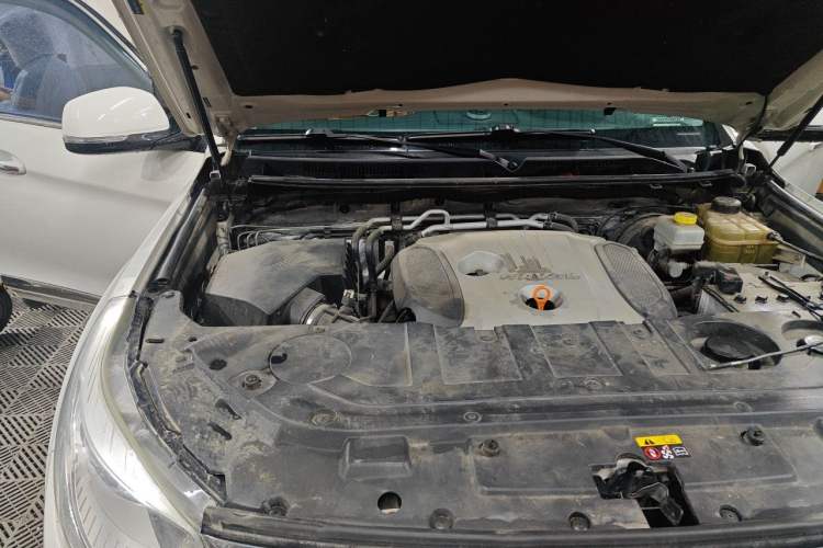 Used Haval H9 2015 2.0T Four-Wheel Drive Standard Model 7 Seats Engine Bay Right