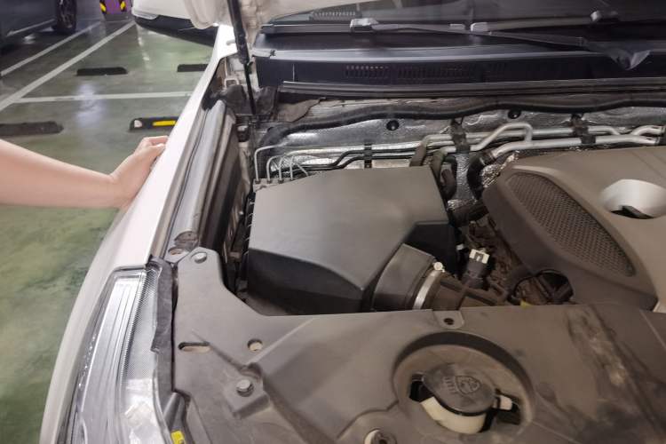 Used Haval H9 2015 2.0T Four-Wheel Drive Luxury 7-Seater Engine Bay Right