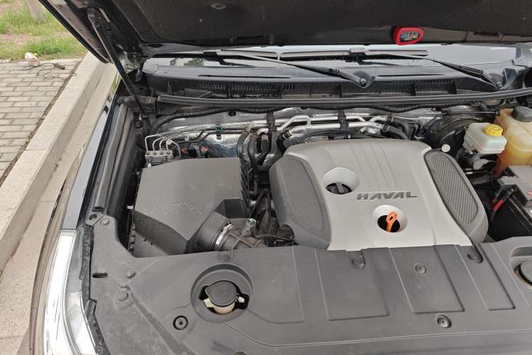 Used Haval H9 2015 2.0T Four-Wheel Drive Luxury 7-Seater Engine Bay Right