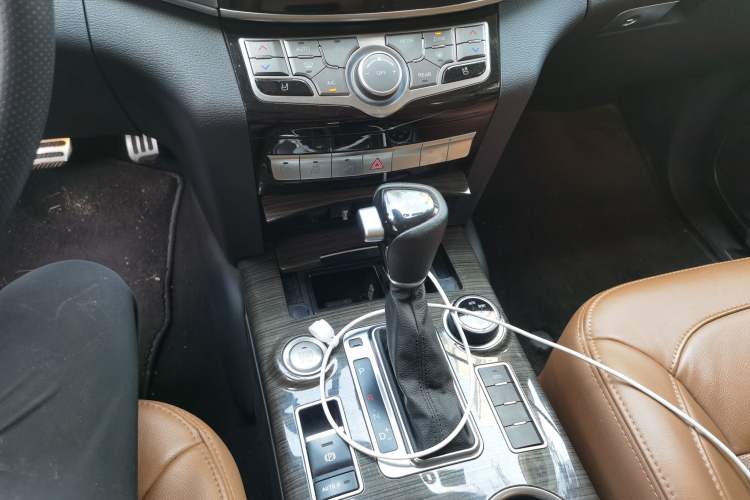 Used Haval H9 2015 2.0T Four-Wheel Drive Luxury 7-Seater Gear Lever