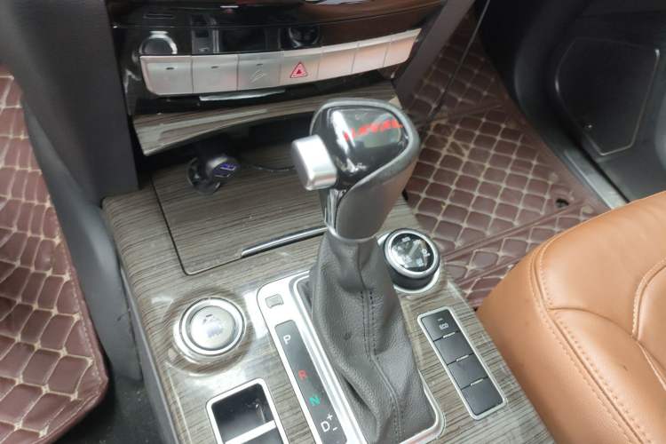 Used Haval H9 2015 2.0T Four-Wheel Drive Luxury 7-Seater Gear Lever