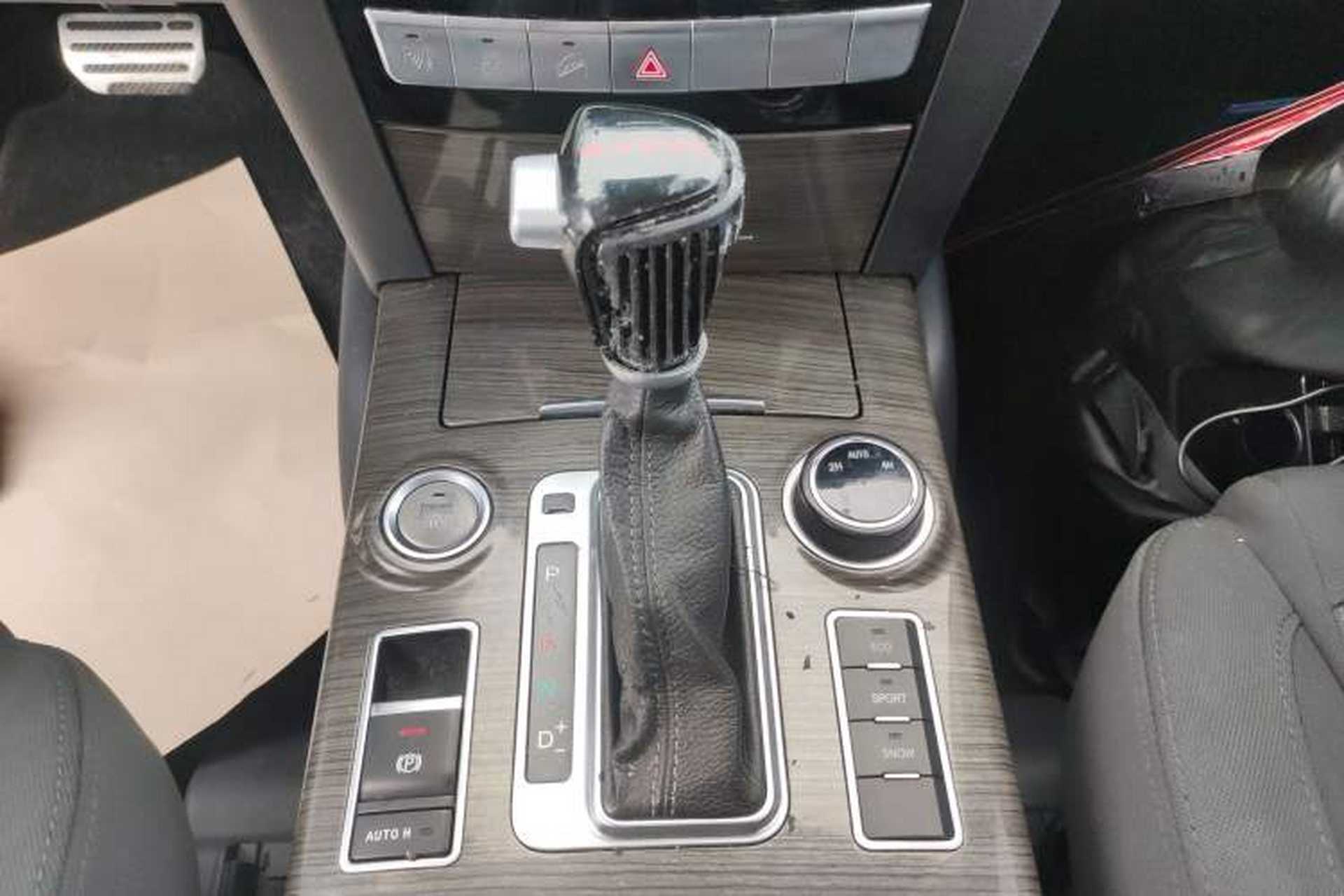 Used Haval H9 2015 2.0T Four-Wheel Drive Standard Model 7 Seats Gear Lever